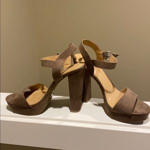 LC collection-platform sandals